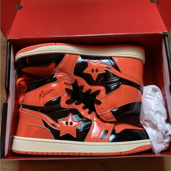 Shooting Stars Patent Leather Sneaker. - Picture 4 of 4